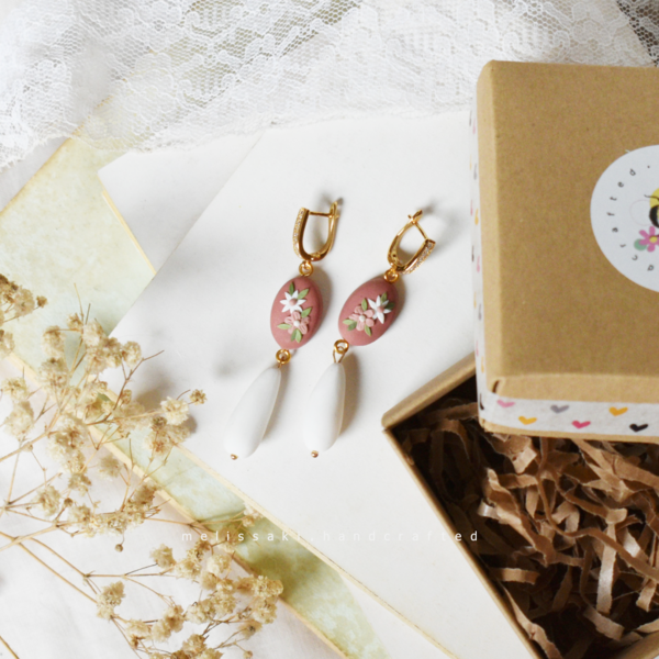 Dusty Rose Floral Earrings | Χειροποίητα ροζ κρεμαστά σκουλαρίκια με λουλούδια (επιχρυσωμένος ορείχαλκος, πηλός) (7cm) - επιχρυσωμένα, πηλός, λουλούδι, κρεμαστά, νυφικά - 4