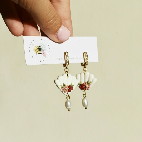 Mermaid Floral Earrings | Χειροποίητα λευκά κρεμαστά σκουλαρίκια με λουλούδια (επιχρυσωμένος ορείχαλκος, πηλός) (6,5εκ.) - επιχρυσωμένα, πηλός, λουλούδι, κρεμαστά, νυφικά - 3