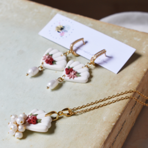 Mermaid Floral Earrings | Χειροποίητα λευκά κρεμαστά σκουλαρίκια με λουλούδια (επιχρυσωμένος ορείχαλκος, πηλός) (6,5εκ.) - επιχρυσωμένα, πηλός, λουλούδι, κρεμαστά, νυφικά - 5