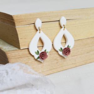 Dusty Pink Rose Earrings | Χειροποίητα λευκά κρεμαστά σκουλαρίκια με τριαντάφυλλο (ατσάλι, πηλός) (4,5cm) - πηλός, λουλούδι, ατσάλι, κρεμαστά, νυφικά - 3