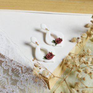 Dusty Pink Rose Earrings | Χειροποίητα λευκά κρεμαστά σκουλαρίκια με τριαντάφυλλο (ατσάλι, πηλός) (4,5cm) - πηλός, λουλούδι, ατσάλι, κρεμαστά, νυφικά - 5