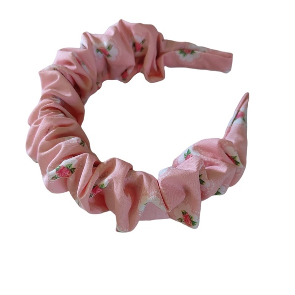 Χειροποίητη scrunchie στέκα μαλλιών υφασμάτινη με βαμβακερο ύφασμα με τριανταφυλλακια σε ροζ βάση με μήκος 40 cm 1 τμχ - ύφασμα, vintage, τριαντάφυλλο, στέκες μαλλιών παιδικές, στέκες