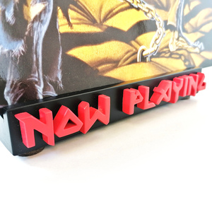 Bάση "Now Playing" για δίσκο βινυλίου από ανακυκλωμένο ξύλο και θέμα Iron Maiden