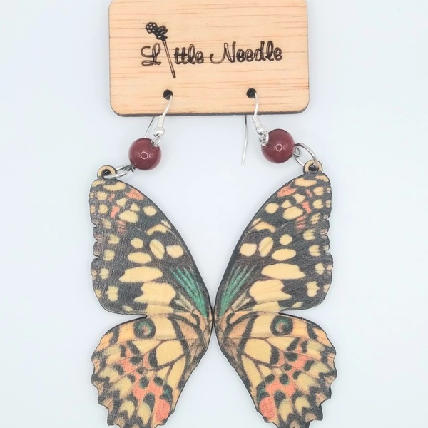 Butterfly! Ξύλινα σκουλαρίκια με χάντρα και ατσάλινο γάντζο! - ξύλο, πεταλούδα, ατσάλι, γάντζος