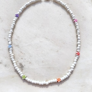 Rianbow flower κολιέ με λευκές χάντρες και λουλουδάκια, pride necklace - τσόκερ, χάντρες, κοντά, candy