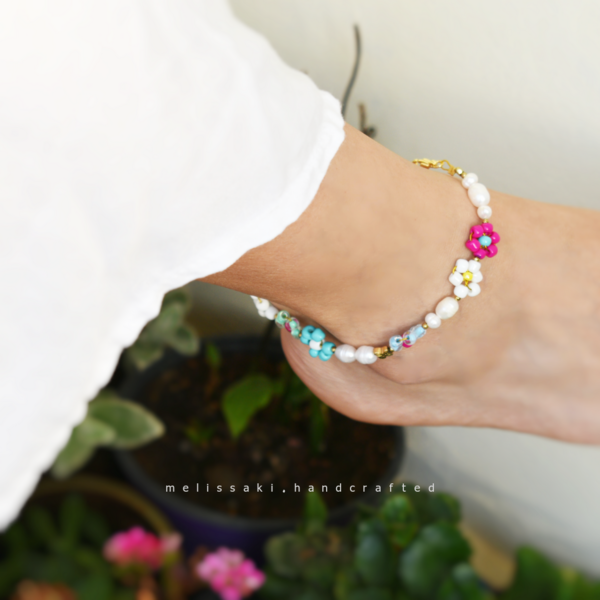 Florals & Pearls Bright Bracelet | Ατσάλινo επιχρυσωμένo βραχιόλι με λουλούδια από πολύχρωμες χάντρες, με ημιπολύτιμους λίθους & μαργαριτάρια (ατσάλι) (22cm + 5cm προέκταση) - charms, μαργαριτάρι, ατσάλι, ποδιού - 5