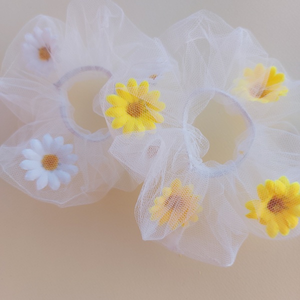 Τούλινα scrunchies με μαργαρίτες κίτρινο/λευκό - ύφασμα, χειροποίητα, λαστιχάκια μαλλιών - 3