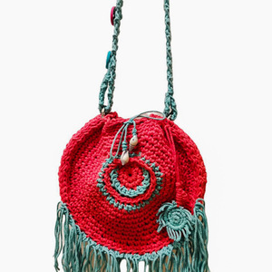 Boho τσαντάκι πουγκί σε κοραλλί χρώμα με ανάγλυφο μοτίβο και κρόσσια.-Αντίγραφο-Αντίγραφο - νήμα, πουγκί, χιαστί, all day, πλεκτές τσάντες - 5