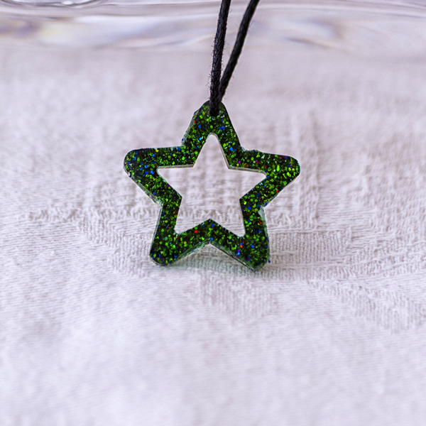Χειροποίητο περιδέραιο αστεράκι από υγρό γυαλί, με πράσινη ασημόσκονη διαστάσεων 2.5x2.5 cm, βάρους 2 gr. - γυαλί, αστέρι, μακριά, μενταγιόν