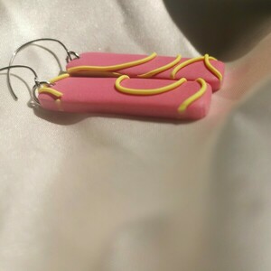 Χειροποίητα ροζ σκουλαρίκια με κίτρινες λεπτομέρειες - πηλός, μικρά, κρεμαστά, γάντζος, φθηνά - 3