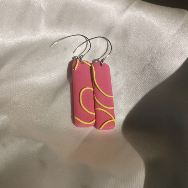 Χειροποίητα ροζ σκουλαρίκια με κίτρινες λεπτομέρειες - πηλός, μικρά, κρεμαστά, γάντζος, φθηνά - 4