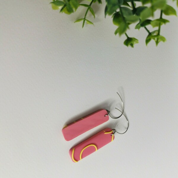 Χειροποίητα ροζ σκουλαρίκια με κίτρινες λεπτομέρειες - πηλός, μικρά, κρεμαστά, γάντζος, φθηνά - 5
