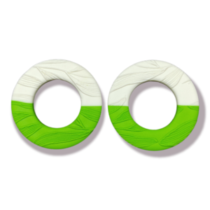 Ανάγλυφα statement studs κρίκοι από πολυμερικό πηλό σε λευκό και πράσινο colour block - καρφωτά, πηλός, μοντέρνο, ιδιαίτερο