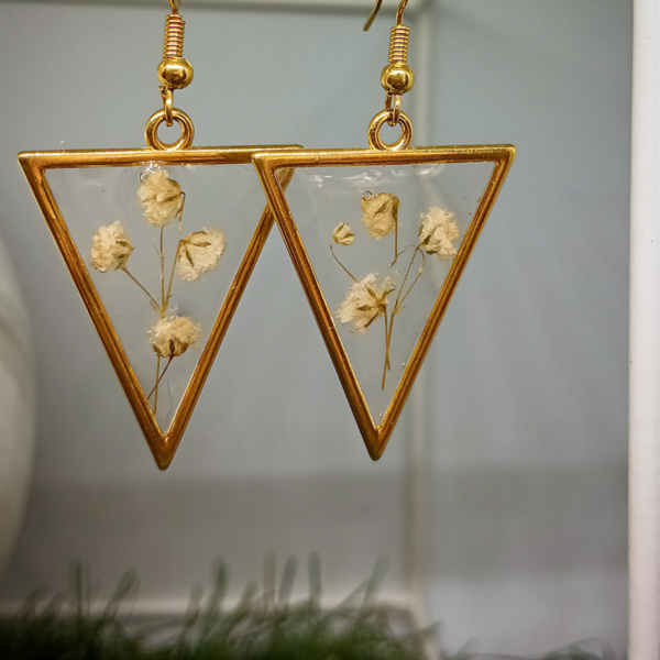 Triangle earrings with white Gypsophila - γυαλί, ορείχαλκος, λουλούδι, μικρά, κρεμαστά - 3