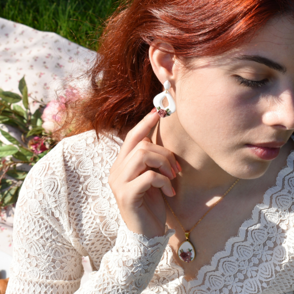 Dusty Pink Rose Earrings | Χειροποίητα λευκά κρεμαστά σκουλαρίκια με τριαντάφυλλο (ατσάλι, πηλός) (4,5cm) - πηλός, λουλούδι, ατσάλι, κρεμαστά, νυφικά - 2