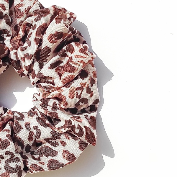 Χειροποίητο ροζ scrunchie με animal print - ύφασμα, animal print, λαστιχάκια μαλλιών - 2