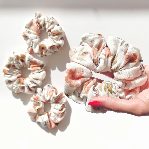 Χειροποίητο floral scrunchie από βαμβακερή μουσελίνα - ύφασμα, λαστιχάκια μαλλιών, 100% βαμβακερό - 3