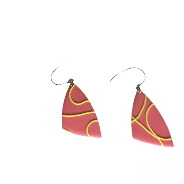 Ροζ σκουλαρίκια με κίτρινες ανάγλυφες λεπτομέρειες - πηλός, μικρά, κρεμαστά, γάντζος, φθηνά