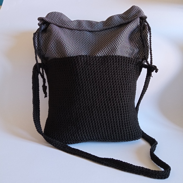 Χειροποίητη πλεκτή τσάντα ώμου μαύρη με υφασμάτινη επένδυση - νήμα, ώμου, πουγκί, all day, πλεκτές τσάντες - 2