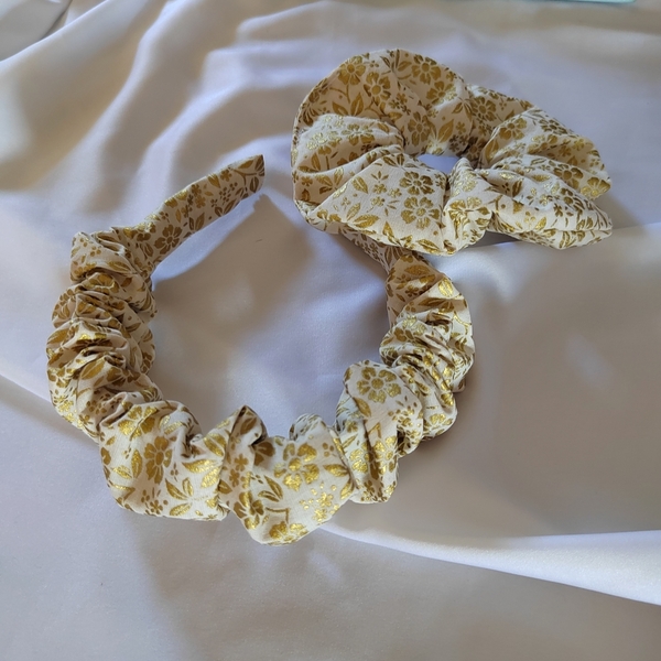 Χειροποίητη scrunchie στέκα μαλλιών υφασμάτινη με βαμβακερο ύφασμα με χρυσά λουλουδάκια σε off white βάση με μήκος 40 cm 1 τμχ - ύφασμα, λουλούδια, ιδεά για δώρο, στέκες μαλλιών παιδικές, στέκες - 3