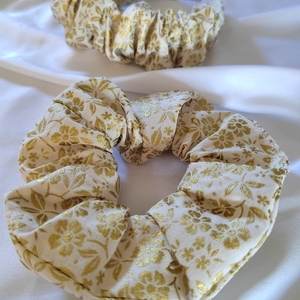 Χειροποίητη scrunchie στέκα μαλλιών υφασμάτινη με βαμβακερο ύφασμα με χρυσά λουλουδάκια σε off white βάση με μήκος 40 cm 1 τμχ - ύφασμα, λουλούδια, ιδεά για δώρο, στέκες μαλλιών παιδικές, στέκες - 4