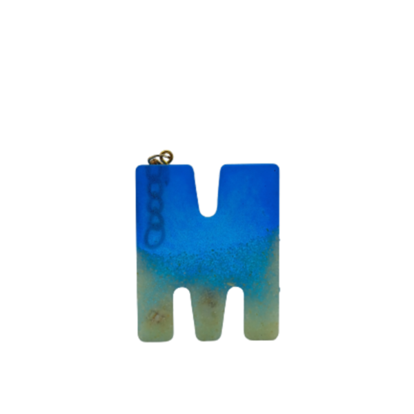 Χειροποίητο μονόγραμμα μπρελόκ σε μπλε χρώμα και άμμο με κοχύλια από υγρό γυαλί 5cm x 3cm - ρητίνη, δωράκι, μονογράμματα