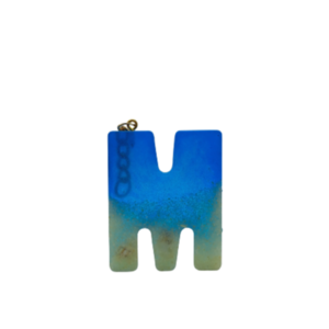 Χειροποίητο μονόγραμμα μπρελόκ σε μπλε χρώμα και άμμο με κοχύλια από υγρό γυαλί 5cm x 3cm - ρητίνη, δωράκι, μονογράμματα