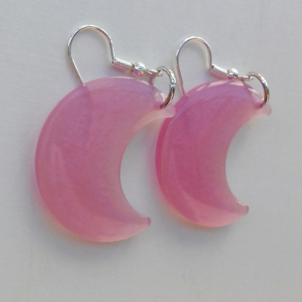 Σκουλαρίκια από ρητίνη - μισοφέγγαρο 3 εκ. σε ιριδίζον μωβ-ροζ - γυαλί, ρητίνη, φεγγάρι, κρεμαστά, γάντζος - 2