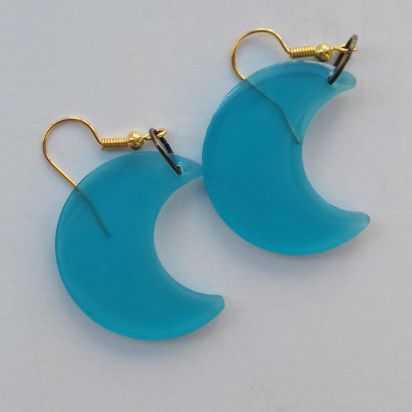 Σκουλαρίκια από ρητίνη - μισοφέγγαρο 3 εκ. σε γαλάζιο - γυαλί, ρητίνη, φεγγάρι, κρεμαστά, γάντζος