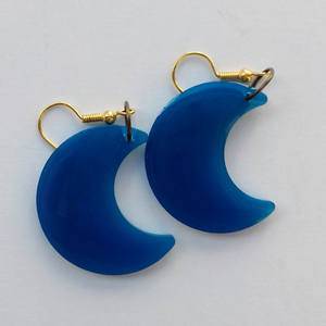 Σκουλαρίκια από ρητίνη - μισοφέγγαρο 3 εκ. σε μπλε - γυαλί, ρητίνη, φεγγάρι, κρεμαστά, γάντζος