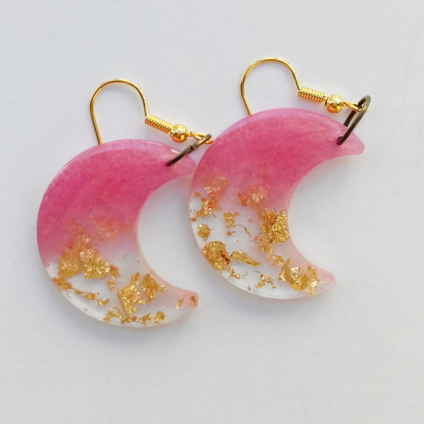 Σκουλαρίκια από ρητίνη - μισοφέγγαρο 3 εκ. σε ιριδίζον ροζ-χρυσό (ροδακινί) με φύλλα χρυσού - γυαλί, ρητίνη, φεγγάρι, κρεμαστά, γάντζος