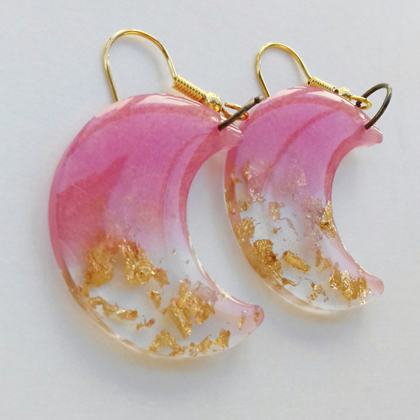 Σκουλαρίκια από ρητίνη - μισοφέγγαρο 3 εκ. σε ιριδίζον ροζ-χρυσό (ροδακινί) με φύλλα χρυσού - γυαλί, ρητίνη, φεγγάρι, κρεμαστά, γάντζος - 2