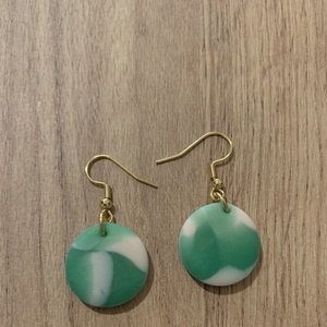 Κρεμαστά σκουλαρίκια σε πράσινο ανοιχτό χρώμα, 4 cm - επιχρυσωμένα, πηλός, μικρά, ατσάλι, κρεμαστά - 2
