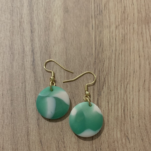 Κρεμαστά σκουλαρίκια σε πράσινο ανοιχτό χρώμα, 4 cm - επιχρυσωμένα, πηλός, μικρά, ατσάλι, κρεμαστά - 4