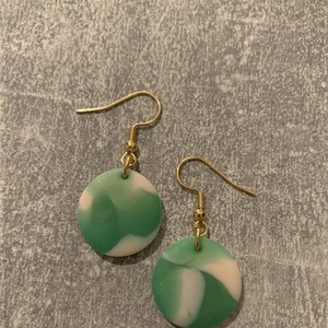 Κρεμαστά σκουλαρίκια σε πράσινο ανοιχτό χρώμα, 4 cm - επιχρυσωμένα, πηλός, μικρά, ατσάλι, κρεμαστά - 5