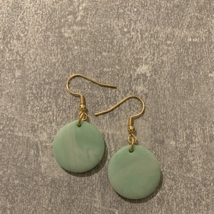 Κρεμαστά σκουλαρίκια σε πράσινο χρώμα, 4 cm - επιχρυσωμένα, πηλός, μικρά, ατσάλι, κρεμαστά - 4