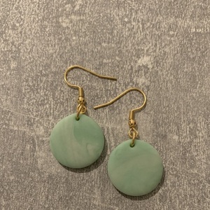 Κρεμαστά σκουλαρίκια σε πράσινο χρώμα, 4 cm - επιχρυσωμένα, πηλός, μικρά, ατσάλι, κρεμαστά - 5
