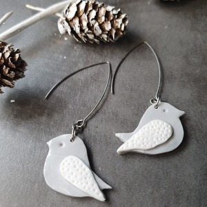 "Dotty Doves" I Χειροποίητα μοντέρνα κρεμαστά σκουλαρίκια από πολυμερικό πηλό - 7,2 cm - χρώμα γκρι / λευκό - πηλός, μακριά, ατσάλι, κρεμαστά, γάντζος