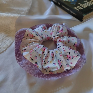 Χειροποιητο υφασμάτινο βαμβακερό scrunchie λαστιχάκι μαλλιών κοκαλάκι με λουλουδάκια ασπρο με λιλά ραμμένη δαντέλα 1τμχ medium size. - ύφασμα, δαντέλα, λουλούδια, λαστιχάκια μαλλιών - 4