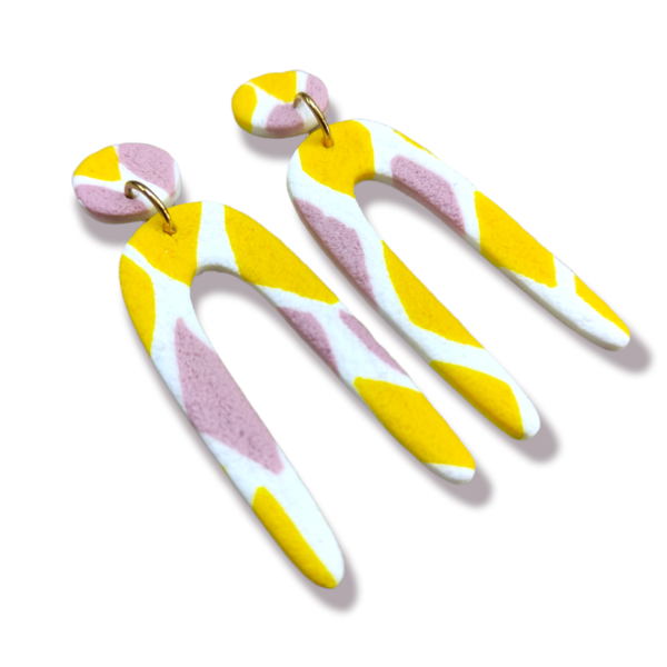 Statement κρεμαστά σκουλαρίκια από πολυμερικό πηλό σε σχήμα καμάρας και abstract pattern σε κίτρινο και γκρι ροζ - μοντέρνο, πηλός, πρωτότυπο, κρεμαστά, καρφάκι - 2