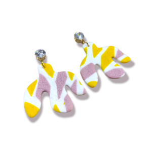 Statement κρεμαστά σκουλαρίκια από πολυμερικό πηλό σε ακανόνιστο σχήμα και abstract pattern σε κίτρινο και γκρι ροζ - μοντέρνο, πηλός, πρωτότυπο, κρεμαστά, καρφάκι - 2