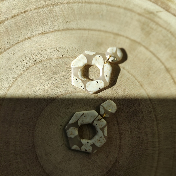 Statement κρεμαστά σκουλαρίκια από πολυμερικό πηλό σε organic πολύγωνο σχήμα και abstract pattern σε λευκό, διαφανές και χρυσό. - μοντέρνο, πηλός, πρωτότυπο, κρεμαστά, καρφάκι - 4
