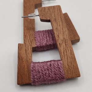 Ξύλινα σκουλαρίκια με μοβ μαλλί - ξύλο, νήμα, καρφωτά, boho, καρφάκι - 2