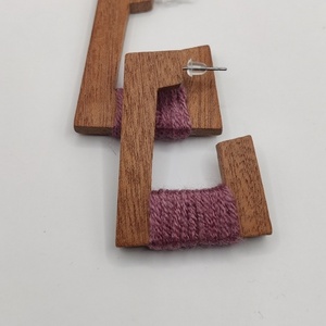 Ξύλινα σκουλαρίκια με μοβ μαλλί - ξύλο, νήμα, καρφωτά, boho, καρφάκι - 3