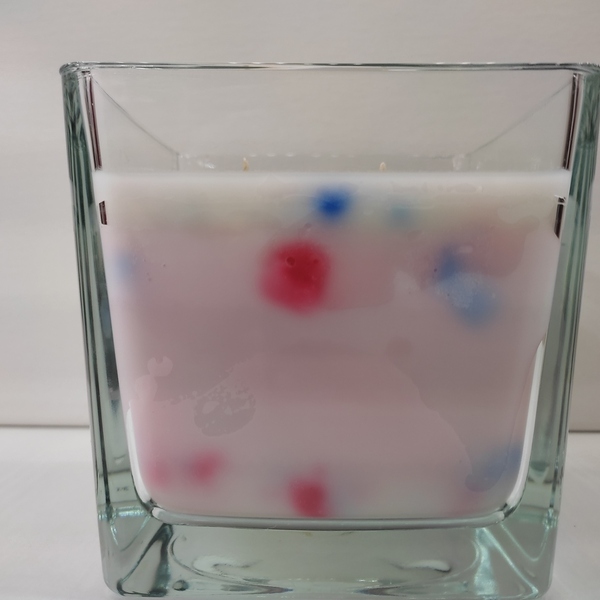 Κερί Χειροποίητο 750γρμ λευκό με κόκκινες και μπλέ κουκίδες άρωμα βανίλια σε γυάλινο τετράγωνο βάζο 12εκ χ12εκ - αρωματικά κεριά - 3