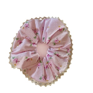 Χειροποιητο υφασμάτινο βαμαβακερο ροζ λαστιχάκι μαλλιών scrunchies κοκαλάκι με τριανταφυλλακια και δαντέλα 1τμχ medium size - ύφασμα, δαντέλα, κορίτσι, λουλούδια, λαστιχάκια μαλλιών