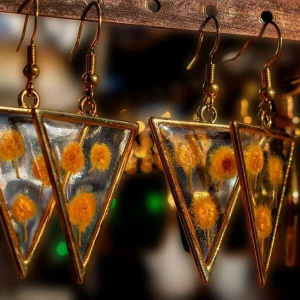 Triangle earrings with Mimoza - γυαλί, ορείχαλκος, λουλούδι, μικρά, κρεμαστά - 2