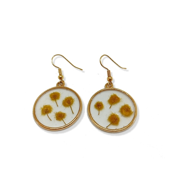 Golden round earrings with Mimoza - γυαλί, ορείχαλκος, λουλούδι, μικρά, κρεμαστά