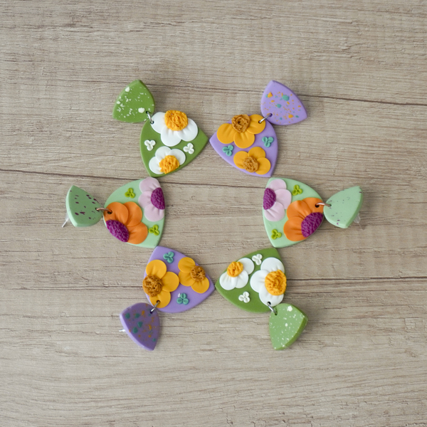 Γεωμετρικά σκουλαρίκια με ανάγλυφα λουλούδια - πηλός, λουλούδι, κρεμαστά, μεγάλα, καρφάκι - 4
