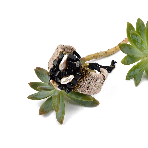 ATHINA MAILI - Υφαντό βραχιόλι μπεζ μαύρο 2,5 εκατοστά φάρδος με ημιπολύτιμες πέτρες και μαργαριτάρια - ημιπολύτιμες πέτρες, μαργαριτάρι, νήμα, μακραμέ, boho, χεριού - 3